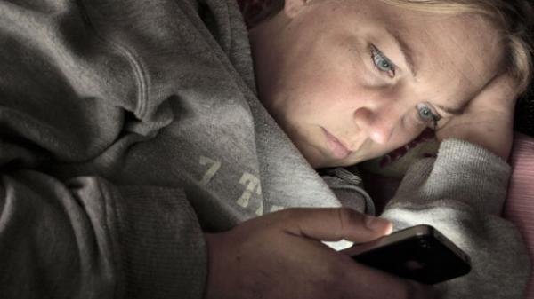 احذر..استخدام الهاتف المحمول في الظلام يعرضك لفقدان البصر