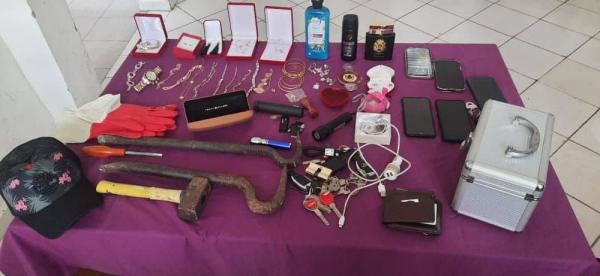 توقيف خمسة أشخاص من بينهم قاصر للاشتباه في تورطهم في سرقة منزل بعد كسر أقفاله