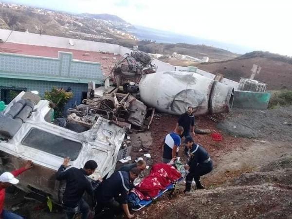 حادثة مميتة بالقرب من الفنيدق..إنقلاب شاحنة وإصدامها بمنزل على الطريق (صور)