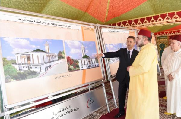 أمير المؤمنين يضع الحجر الأساس لبناء مسجد بالرباط