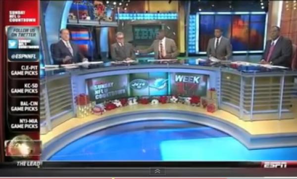 بالفيديو  .. معلق رياضي يغط في سبات عميق أثناء البث الحي