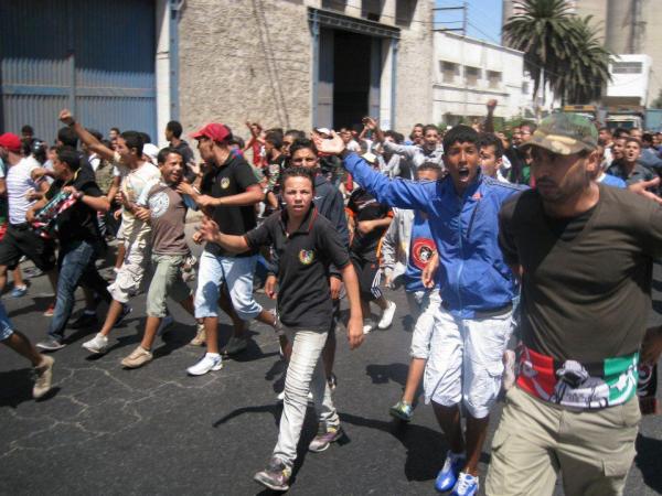 الملك يعطي تعليماته للرميد من أجل القضاء بإطلاق سراح القاصرين الموقوفين في أحداث الخميس الأسود