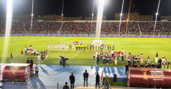 لحظة عزف النشيد الوطني في مباراة إفريقيا الوسطى بالملعب الشرفي بوجدة