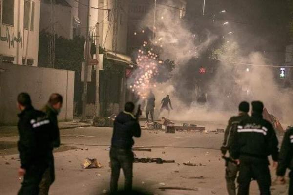 انفلات أمني خطير ونهب للمحلات بتونس بعد اندلاع أعمال عنف وقوات الحرس الوطني تنزل إلى الشوارع (فيديو)