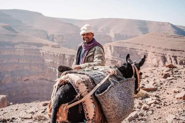 "نحن لا نبيع الخبز": "محمد" شاب من المغرب العميق يثير ضجة كبرى بسبب موقفه مع سائحتين فرنسيتين (فيديو)