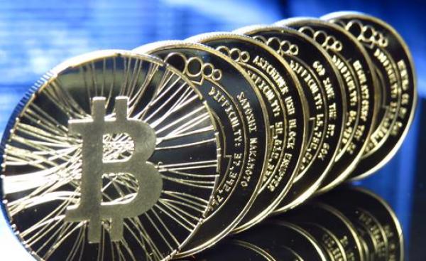 بريطاني يبحث بين أطنان من النفايات عن 7.5 مليون دولار