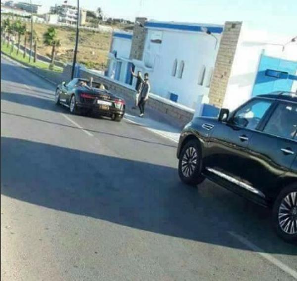 صورة للعاهل الملكي بالفنيدق تحمل رسالة حب و سلام الى جهة طنجة –تطوان- الحسيمة