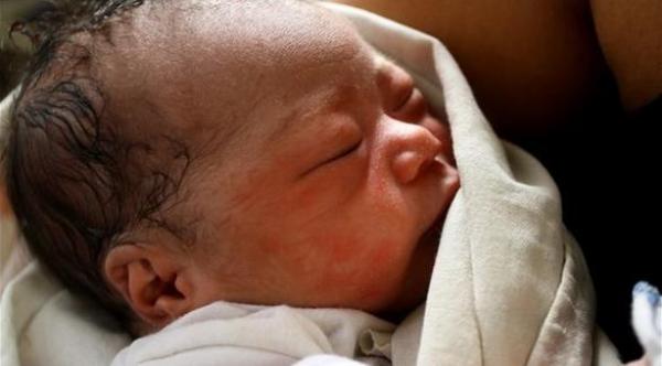 فلبينية تضع مولودتها "المعجزة" بين أنقاض إعصار هايان