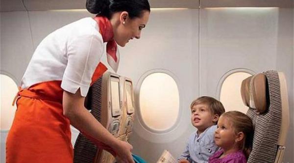 سبعة أشياء يمكنك طلبها مجاناً على متن الطائرة