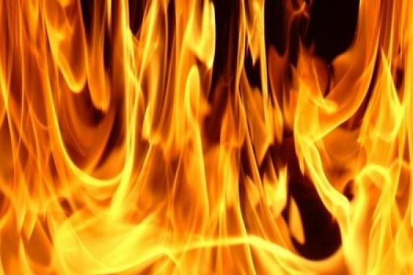 عاجل : مستشار يضرم النار في جسده و إصابة آخر حاول إنقاذ حياته (الصورة )