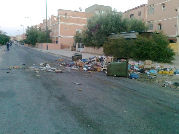 أزبال اليوسفية المتناثرة على أبواب المساجد تثير غضب المصلين‏