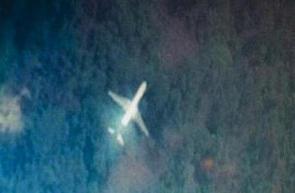 هل يمكن أن تكون هذه هي صورة الطائرة الماليزية المفقودة صاحبة الرحلة (MH370) ؟