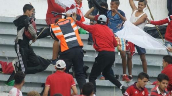 الجامعة تصدر عقوبات وقرارات صارمة في حق جماهير الوداد والرجاء ردا على شغب الديربي