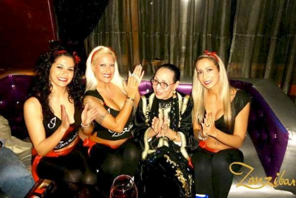 جدل “فايسبوكي” حول صورة للحاجة الحمداوية تغني في الكاباريه والملاهي الليلية مع راقصات