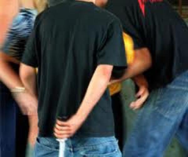 تلميذ مخمور يطعن زميله بسكين أمام مؤسسة تعليمية ويلوذ بالفرار