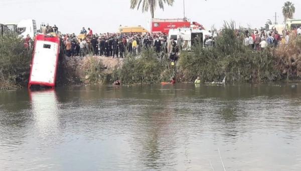 سقوط حافلة في مجرى مائي يتسبب في فاجعة بمصر(فيديو)