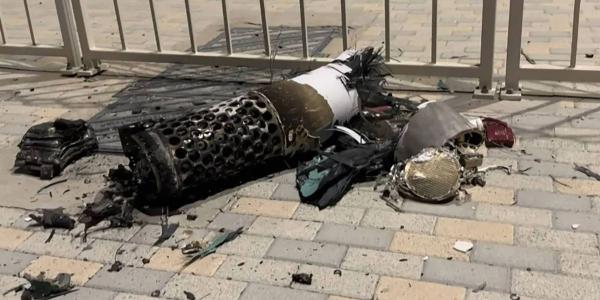 إصابة شخص جراء سقوط شظايا صاروخ باليستي في أبوظبي