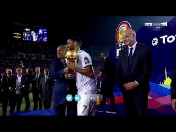 لحظة رفع لاعبي منتخب الجزائر كأس أمم افريقيا 2019