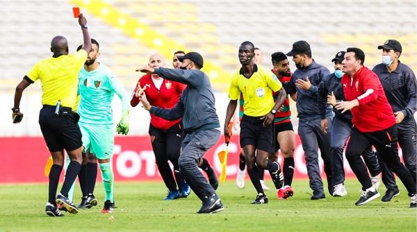 الـ "CAF" يصدر أحكاما صارمة جدا في حق "مولودية الجزائر" على خلفية أحداث "الشغب" التي عاشها ملعب "دونور"