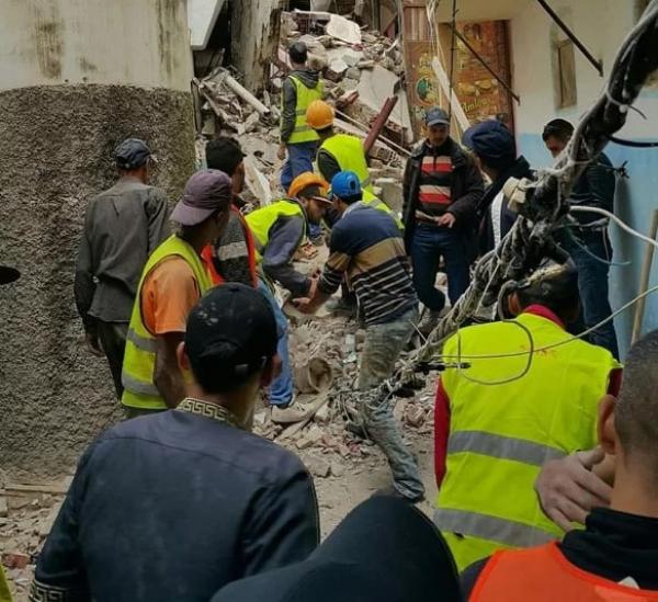 انتشال جثة شخص من تحت الأنقاض بعد انهيار منزل بطنجة