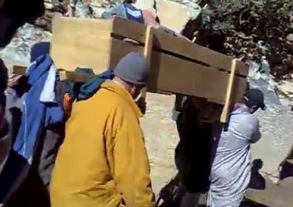 فضيحة...ساكنة تنقل سيدة حامل على نعش الأموات وتقطع بها كيلومترات بين الجبال وتستعين بسيارة للنقل السري!