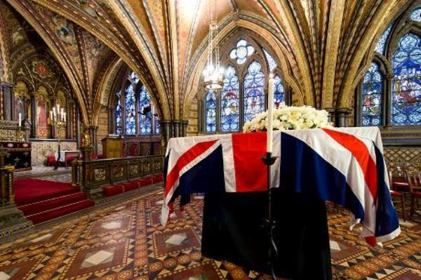 جنازة مهيبة ومثيرة للجدل لـ"المرأة الحديدية"