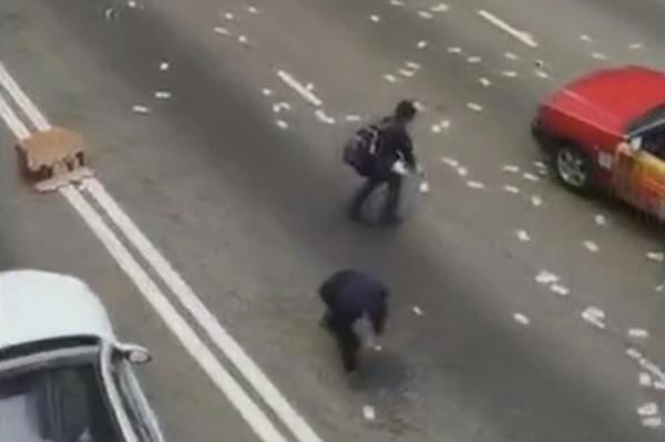 بالفيديو:  السماء تمطر أموالاً بهونغ كونغ