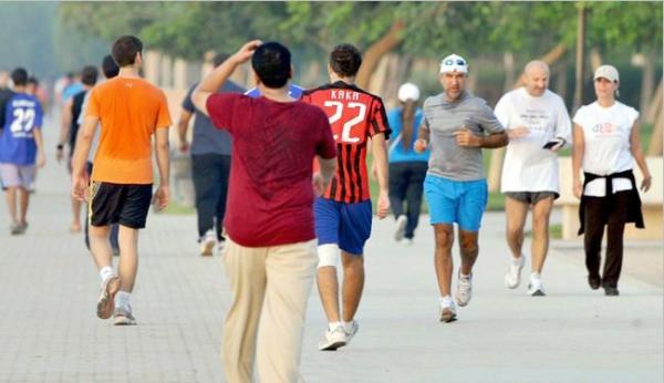 علماء: دقيقتان مشي تطيل العمر