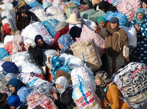 و يستمر النزيف بمعبر العار .. وفاة أم مغربية بسبب الدهس والتدافع بين ممتهنات التهريب في باب سبتة