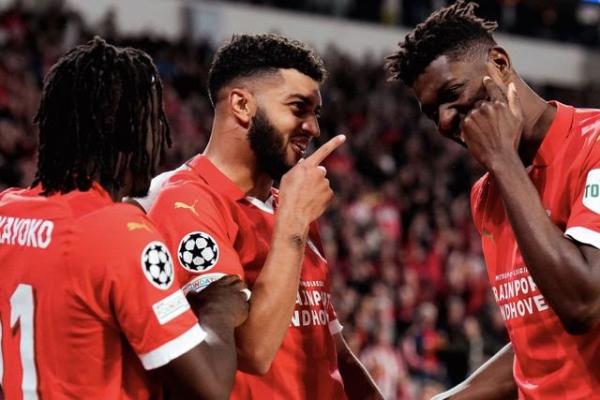 بعد ظهوره البارز..آيندوفن يحصّن المغربي صيباري بعقد جديد