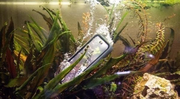 ما مزايا الهواتف والحواسيب المقاومة للماء؟