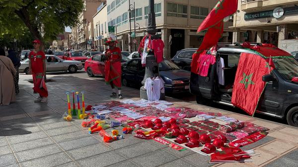 قبيل مواجهة أفريقيا الوسطى..لاشيء يعلو على أقمصة الفريق الوطني والأعلام المغربية بوجدة