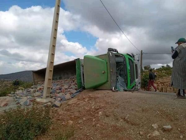 صادم... شاحنة محملة بالإسمنت تدهس سائق دراجة وترديه قتيلا على الفور