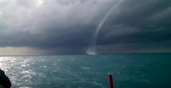 لقطات مرعبة لظهور إعصار مدمر في بحر الإسكندرية المصري (فيديو)
