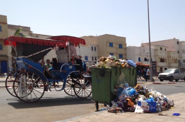 مدينة الصويرة غارقة في الأزبال والساكنة تتسائل أين المنتخبين والسلطات ؟