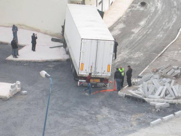 ارتطام شاحنة كبيرة بإقامة سكنية بمدخل طنجة 