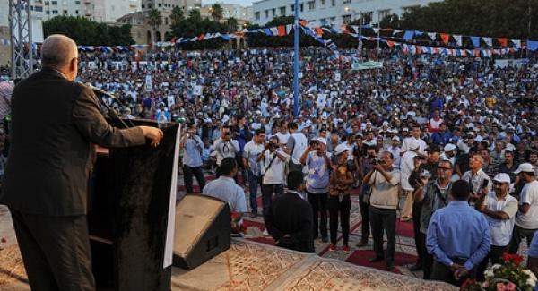 آسفي : احتجاج على بنكيران بعد استمراره في القاء كلمته رغم رفع آذان صلاة المغرب