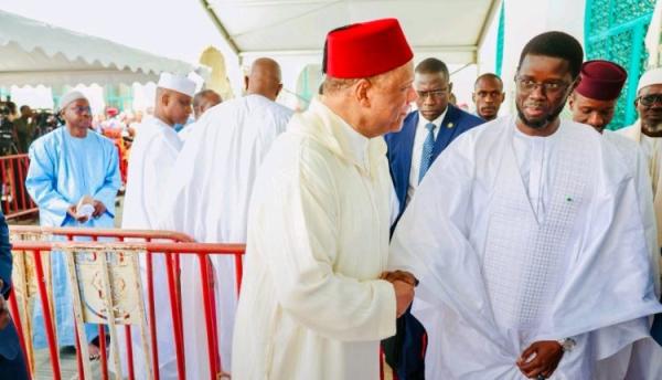 السفير المغربي بدكار ينفي "شائعات المنع" ويؤدي صلاة العيد رفقة الرئيس السنغالي