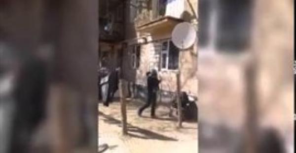 بالفيديو.. أم ترمي ابنها من بلكونة ليلتقطه والده في الأسفل