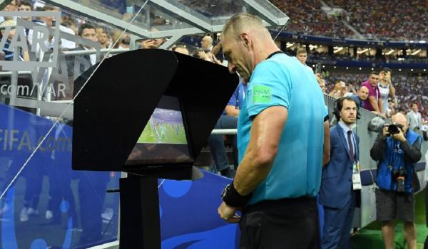 "لقجع" يفي بوعده ويدخل تقنية "VAR" إلى البطولة الاحترافية بشكل رسمي