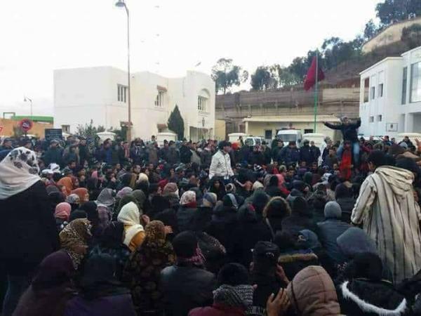 بالفيديو والصور:"جرادة" تنتفض وتخرج في مسيرة شعبية والأمن يعتقل 3 أشخاص