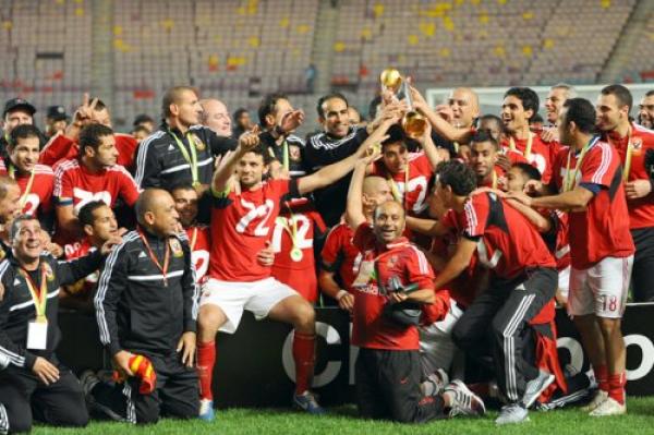 دوري الابطال: لاعبو الاهلي يهدون اللقب الى "شهداء بور سعيد"