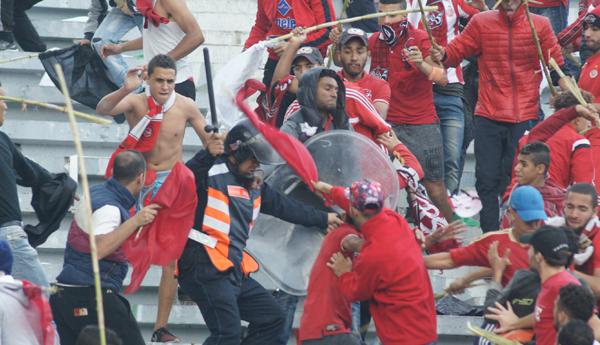 جمهور الوداد يُحمل مسؤولية الشغب لرجال الأمن القادمين من خارج الدار البيضاء