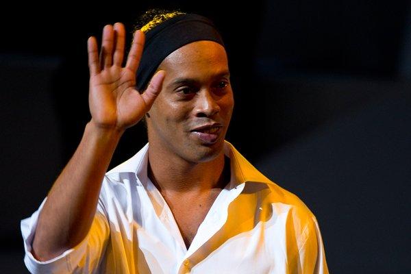 البرازيلي رونالدينيو يحل بالمغرب للمشاركة غدا في إعتزال مصطفى حجي