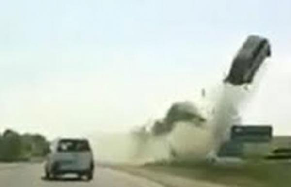 بالفيديو ....يفقد السيطرة على سيارته فتطير في الهواء