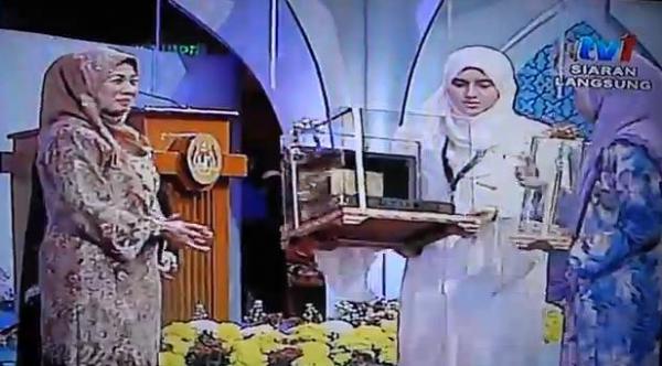 بالفيديو : القارئة المغربية هاجر بوساق تفوز بالجائزة الاولى ضمن المسابقة العالمية لتجويد القرآن الكريم بماليزيا