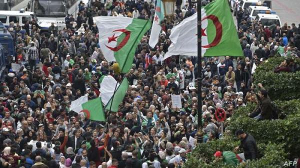 صحيفة اسبانية: "النظام الجزائري يحاول بكل الوسائل صرف الانتباه عن الوضع الاقتصادي والاجتماعي المتردي في البلاد"