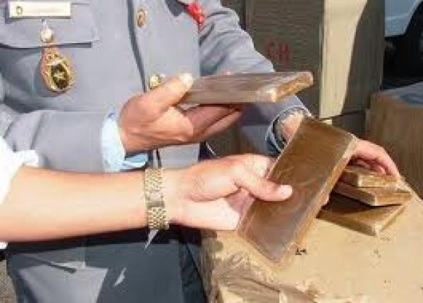 جمارك الحسيمة تعتقل جندي اسباني بحوزته 36 كيلو غرام من الحشيش