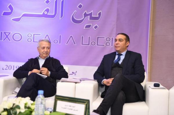 بالصور: وزير "الكراطة" يُشعل مواقع التواصل بعد ظهوره بدون "صلعة"