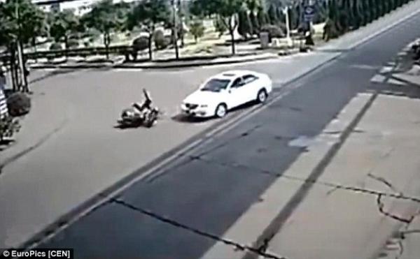 بالصور: رجل يتحوّل إلى كتلة من اللهب في حادث سير